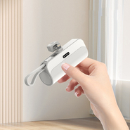 Power Bank PastelMix Pro: Trendi rezervna baterija u veličini ruža za usne, s dva konektora i izvrsnim kapacitetom od 5000 mAh - Lightning + USB-C - pastel white